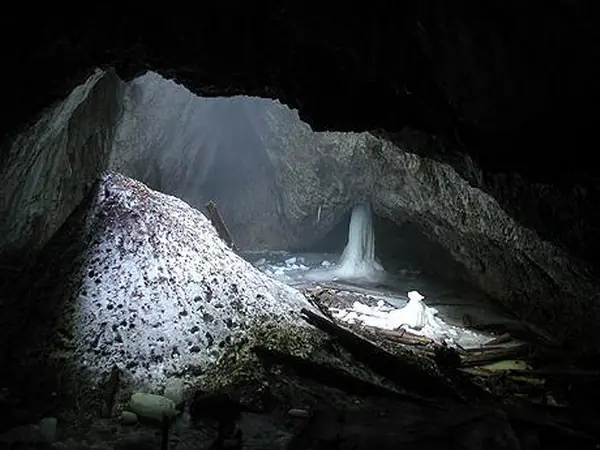Snow cone and ice column inside the entrance of Focul Viu Cave
