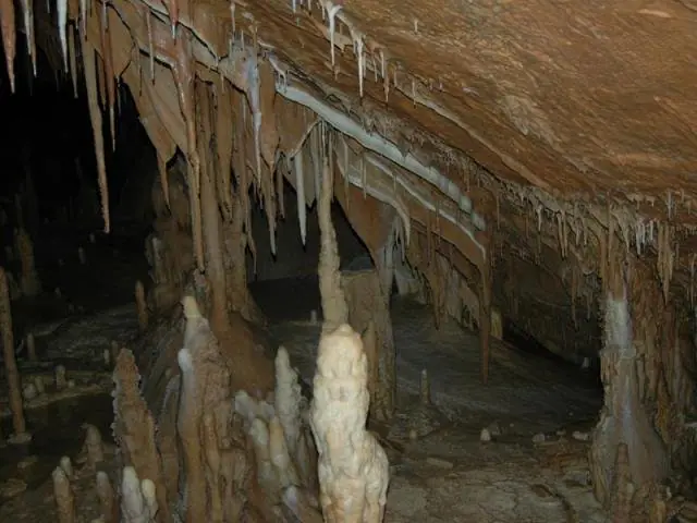 Stalactite și stalagmite albe în interiorul Peșterii Humpleului